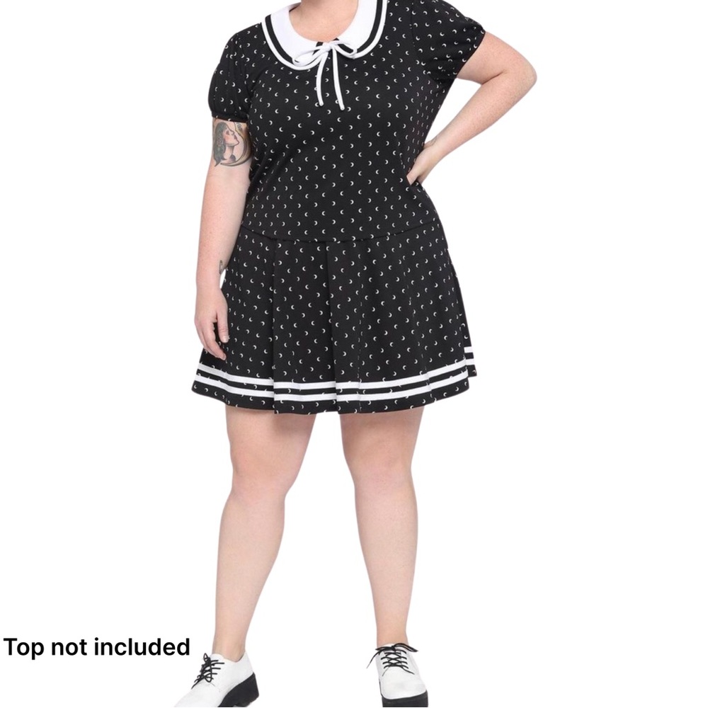 HOT TOPIC/ BLACK & WHITE MOON SKIRT